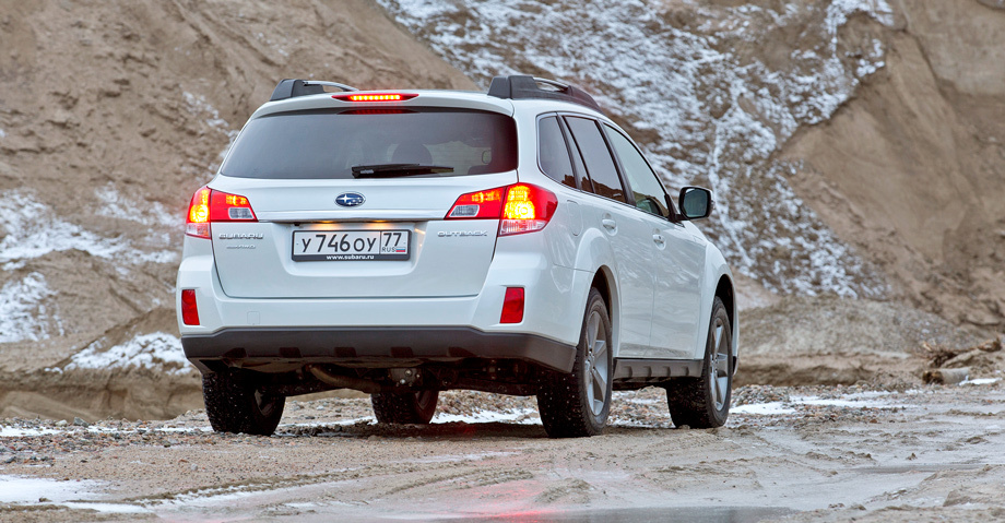 Subaru Outback 2014 vid s zadi.jpg